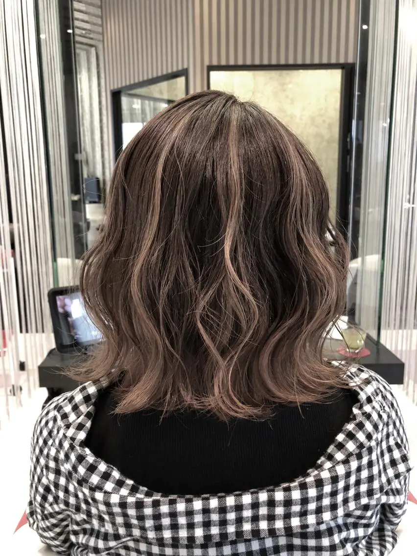 ミディアム カラー ヘアアレンジ バレイヤージュ グレージュ ピンクカラー レイヤーカット 大塚 貴之のヘアスタイル