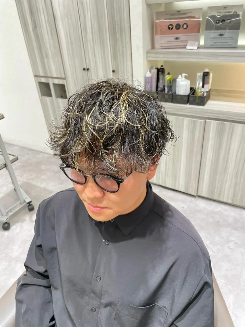 ショート カラー パーマ メンズ メンズブリーチ メンズハイライト メンズメッシュ メンズパーマ メンズツイストパーマ カット ヘアカラー パーマ メンズ特化/今池駅 徒歩1分/岡本一真のヘアスタイル
