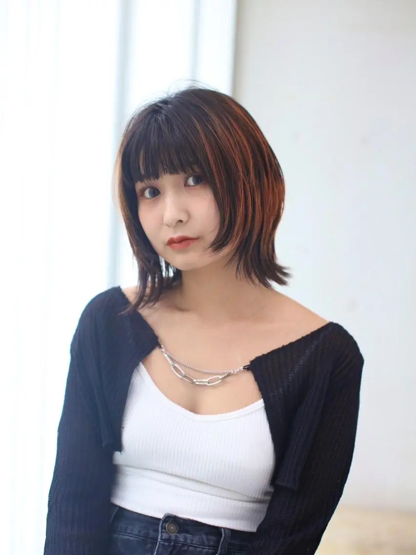 ミディアム カラー レイヤーカット ウルフカット ウルフレイヤー 山崎 彩音のヘアスタイル