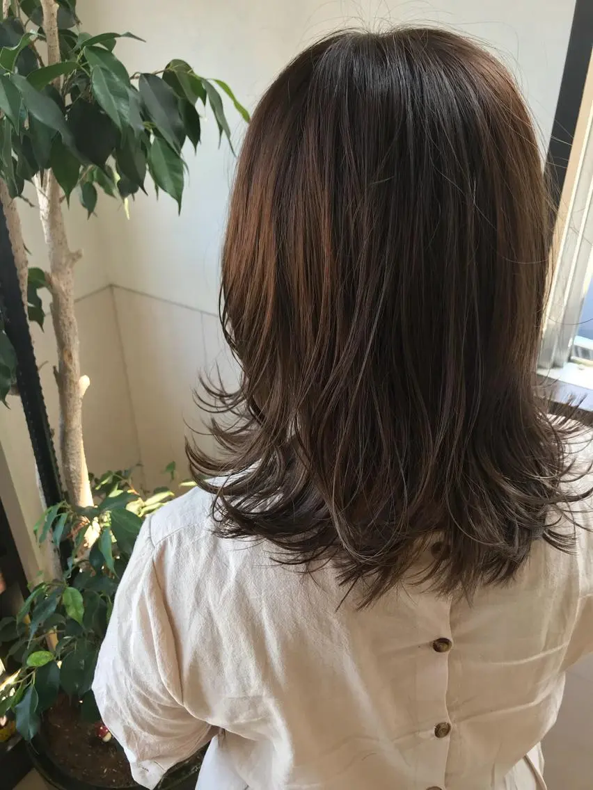 ミディアム カラー グレージュ ハイライトカラー ラベンダーカラー ラベンダーグレージュ ラベンダーグレー カット ヘアカラー Oopsレイヤー 加藤澄都のヘアスタイル