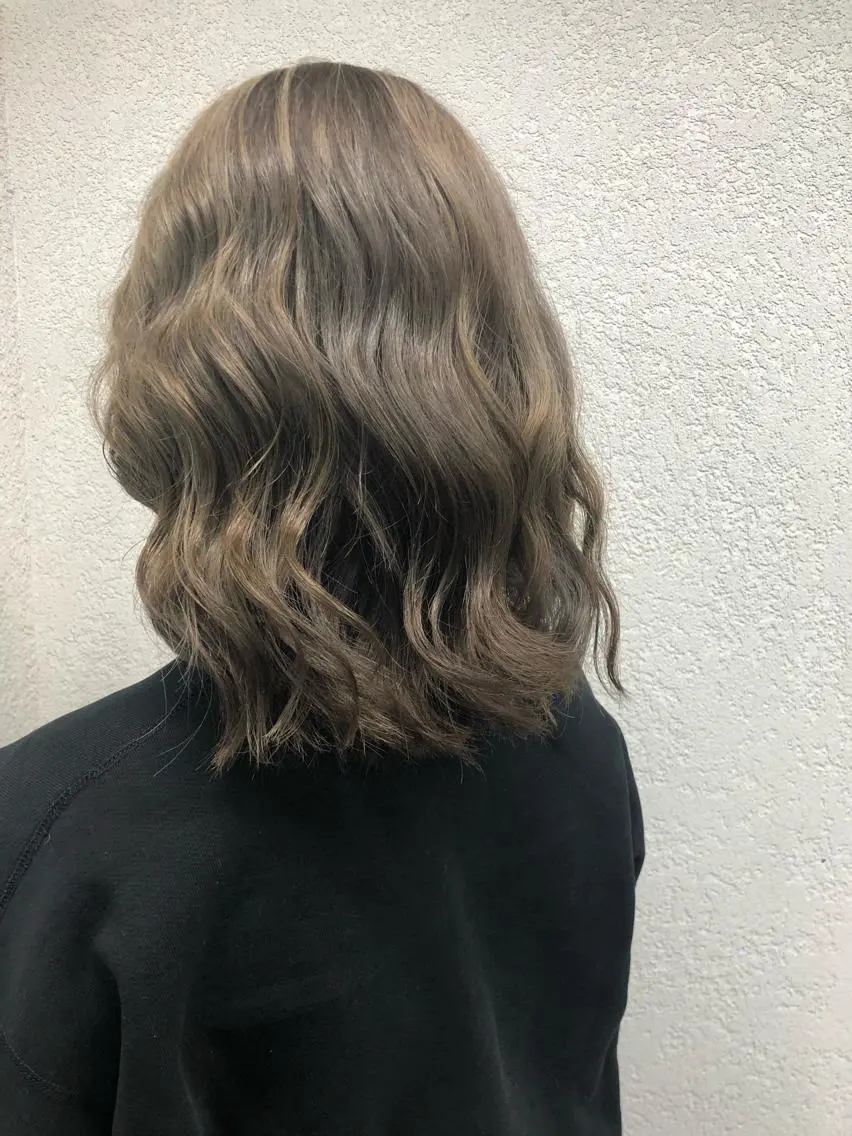 セミロング ブリーチ/髪質改善 店長 板垣智大のヘアスタイル