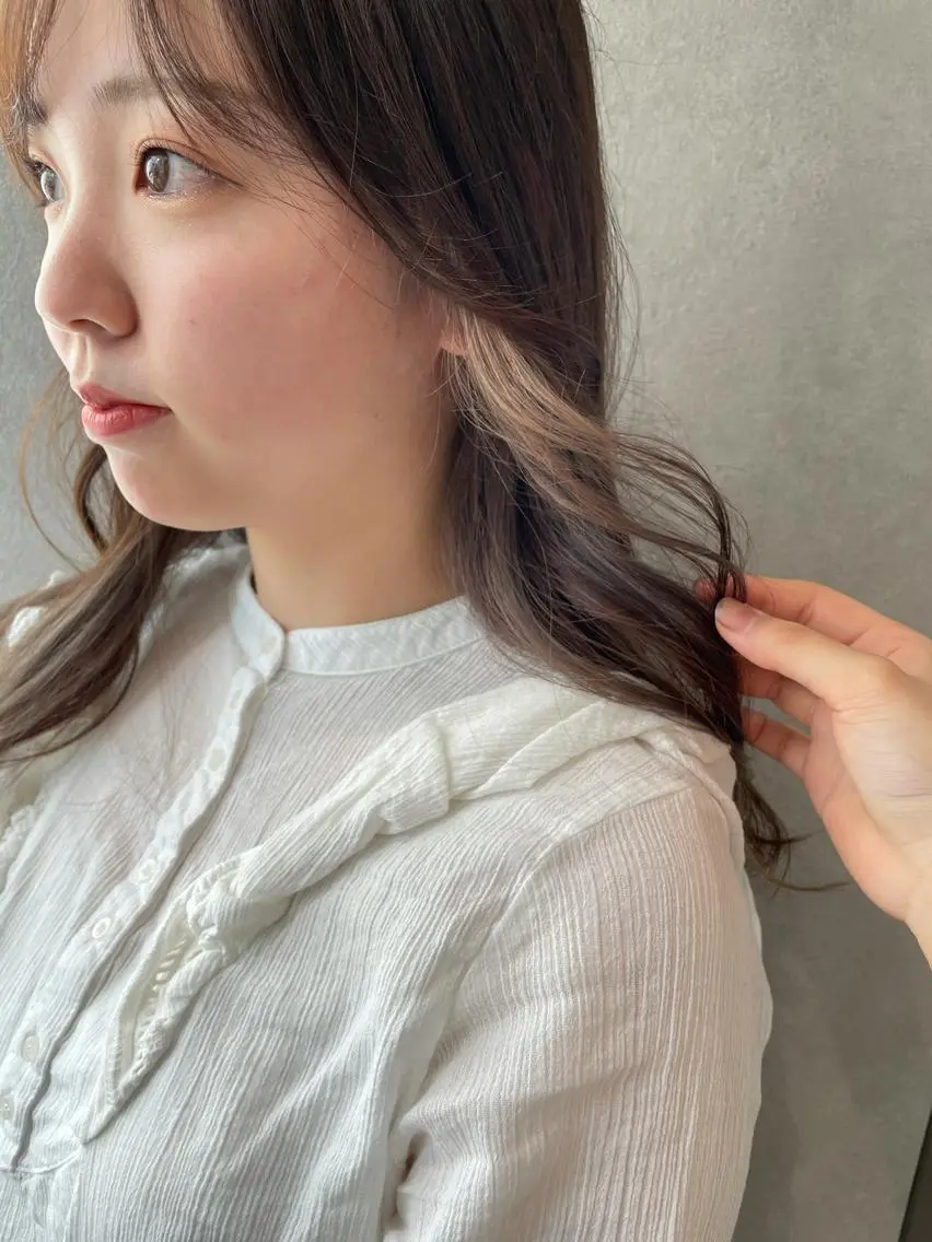 ロング カラー ベージュカラー ブリーチ イヤリングカラー ミルクティーベージュ ヘアカラー ナチュラル透明感🌱 小山美樹子のヘアスタイル