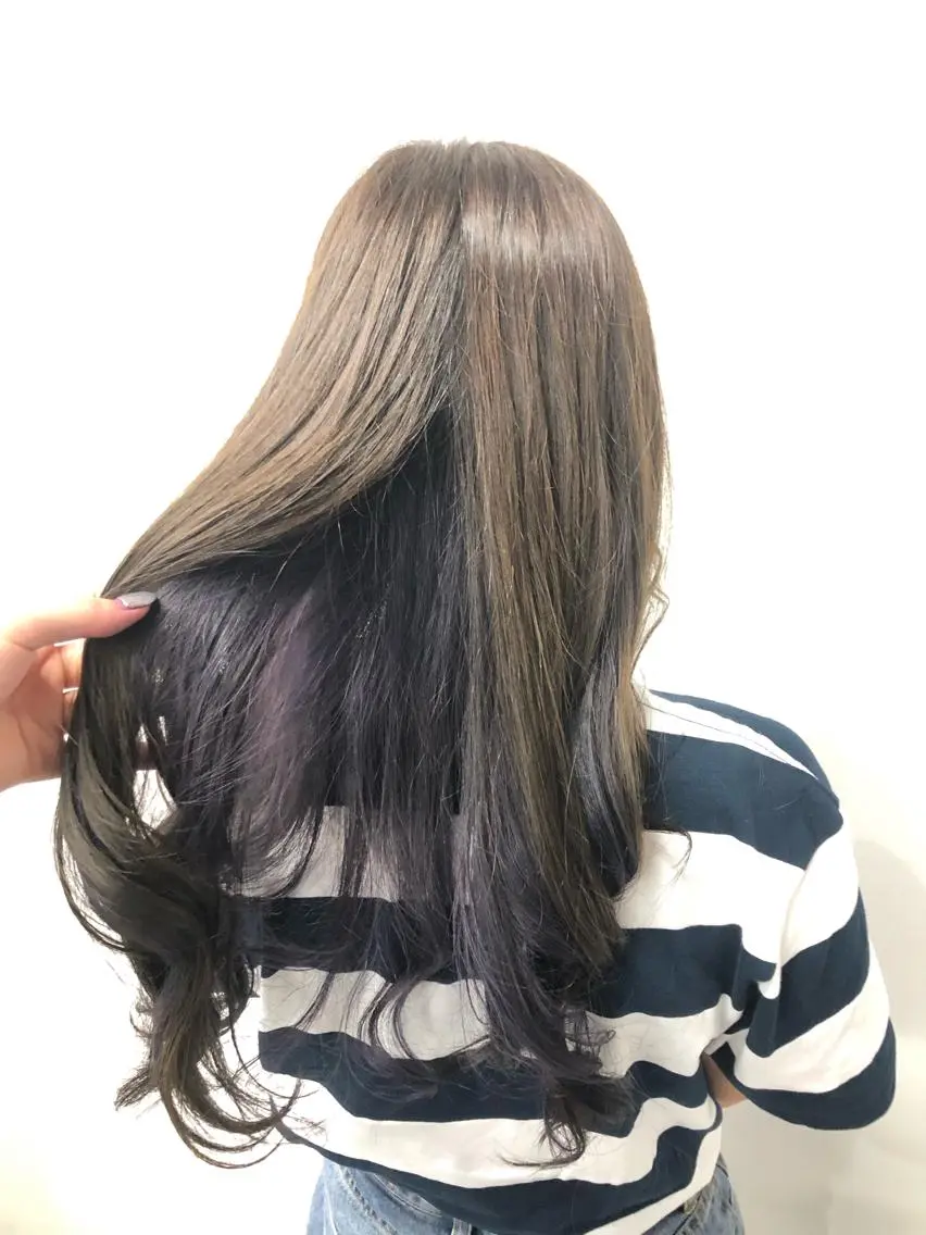 ロング 寒色/ベージュヘア ブリーチありMiOのヘアスタイル