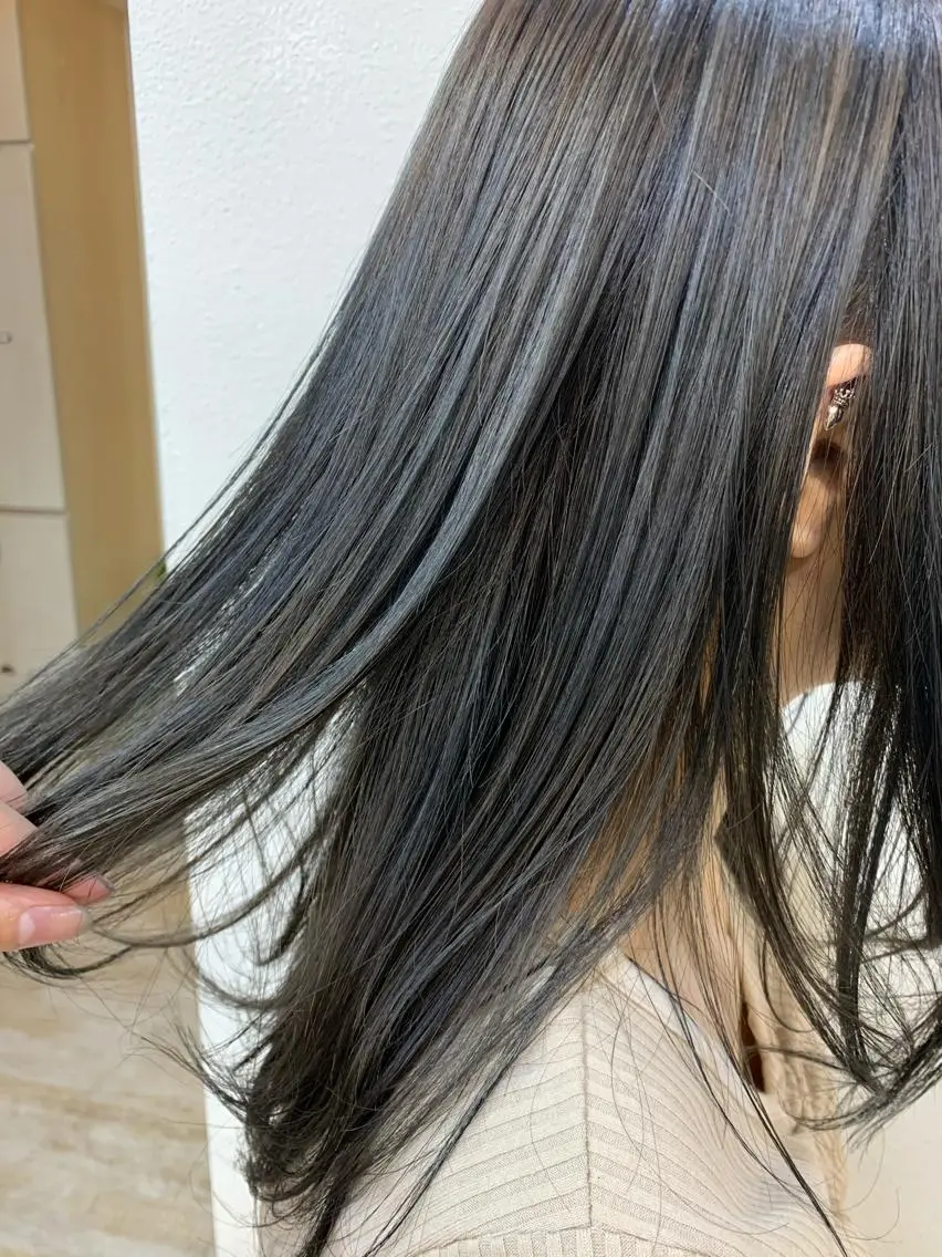 セミロング カラー 黒髪 ブリーチ ブルーカラー ブルーブラック 透明感カラー ヘアカラー 藤間 帆乃夏（とうまほのかのヘアスタイル