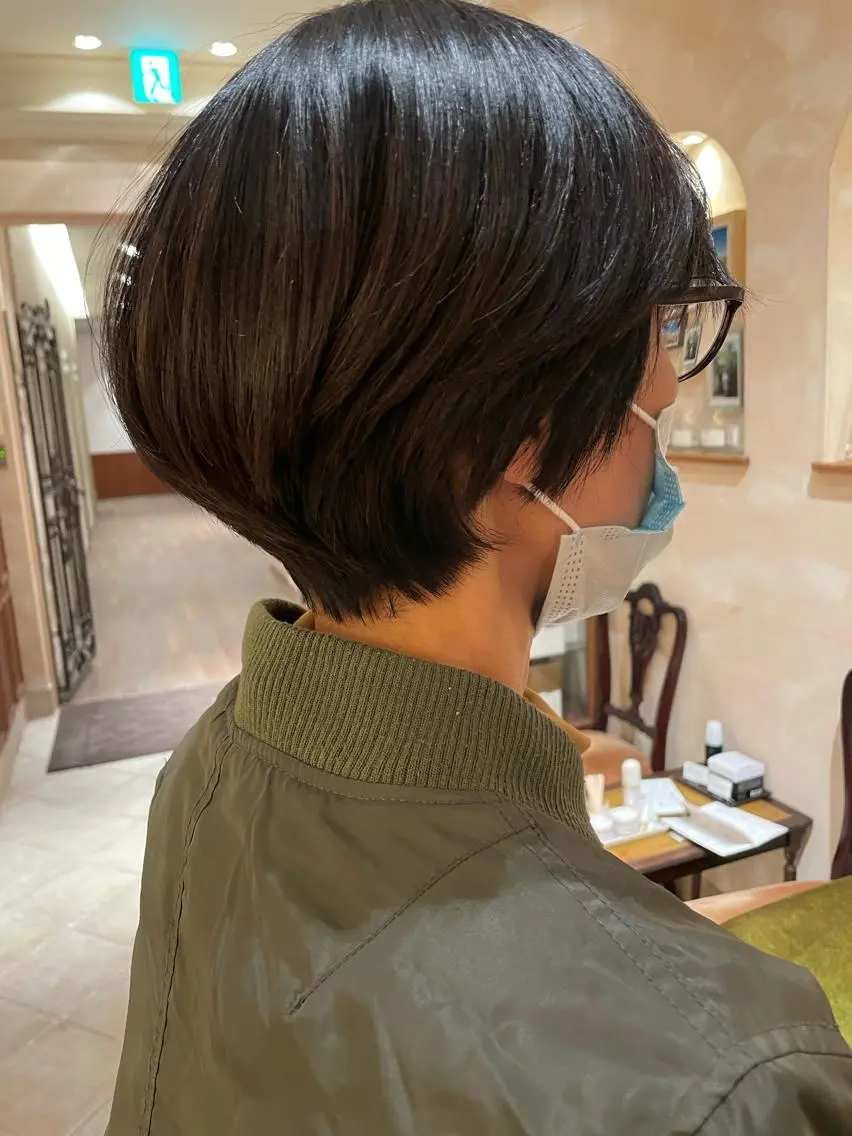 ショート ショートボブ 丸みショート ボブ ショートヘア 白髪ぼかしハイライト 脱白髪染めのヘアスタイル