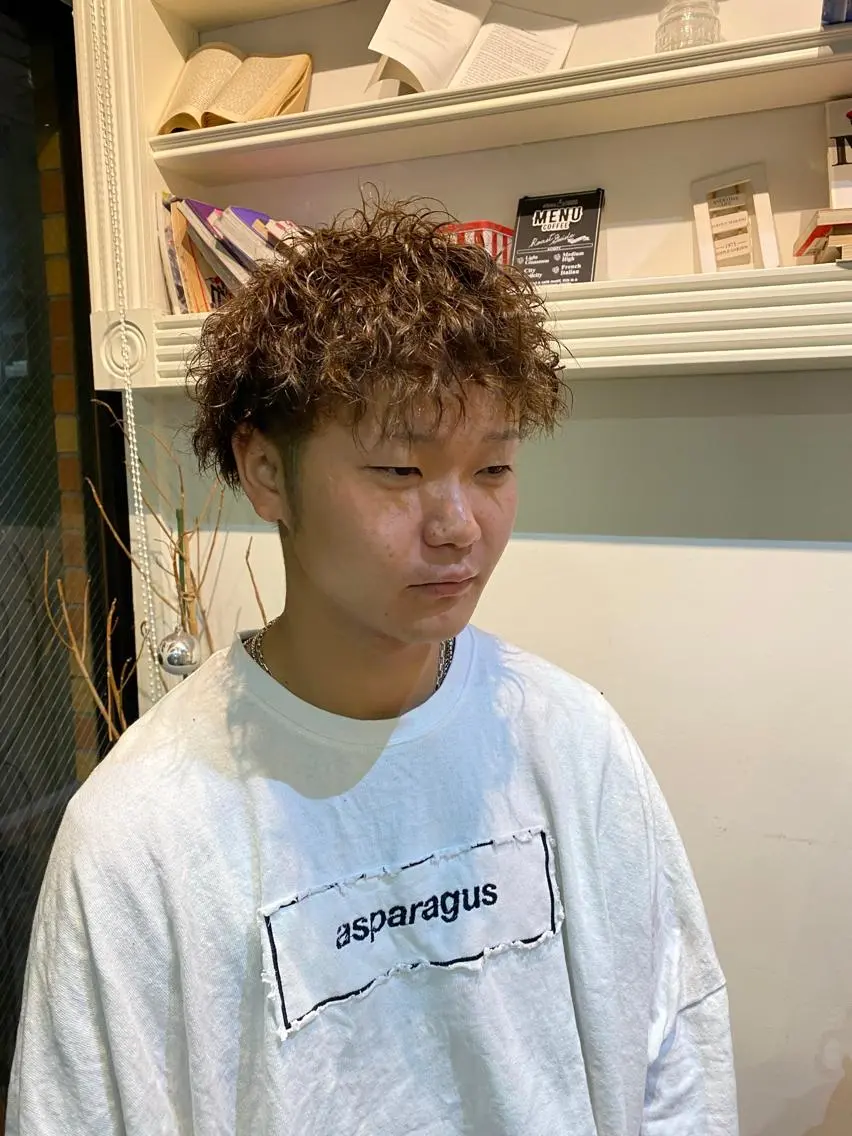 パーマ メンズ メンズパーマ ツイストスパイラルパーマ スパイラルパーマ オカベ ショウマのヘアスタイル
