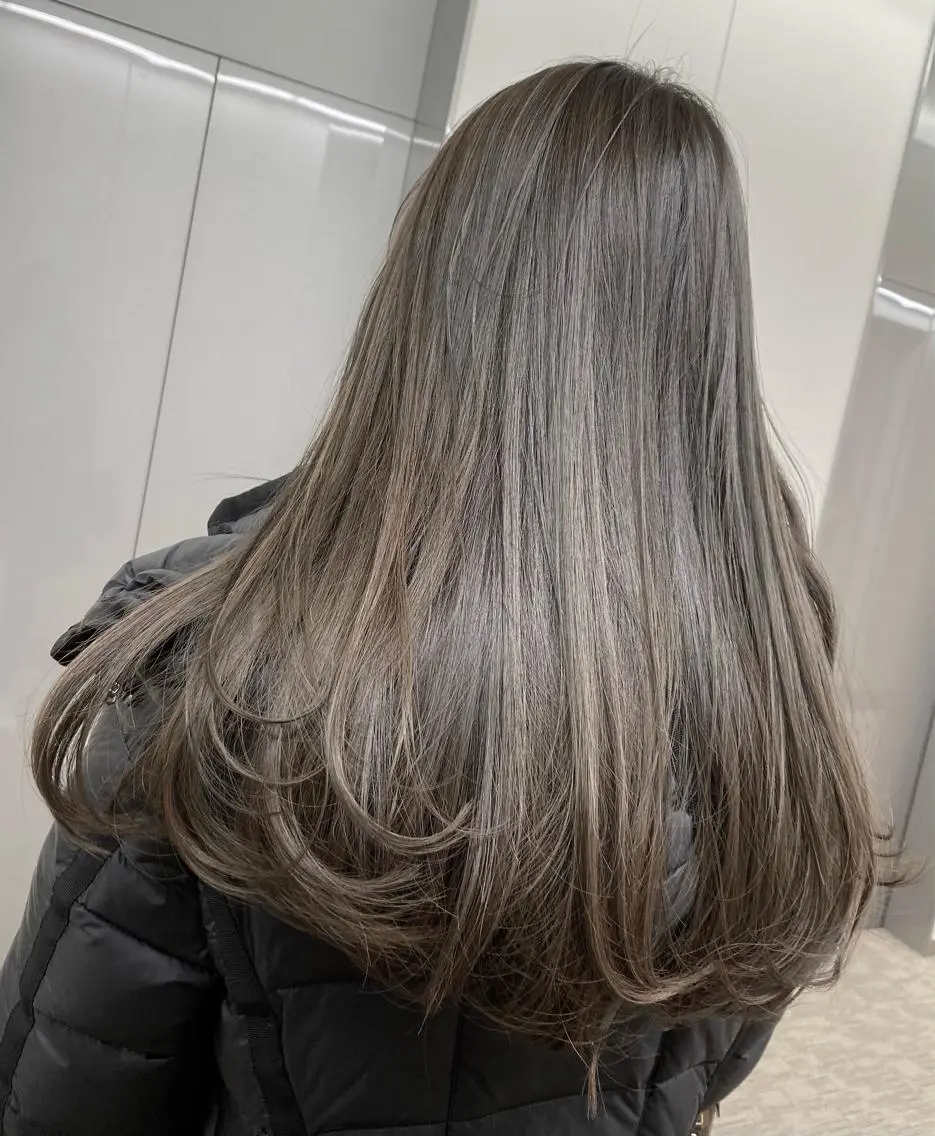 ロング カラー グレージュ オリーブグレージュ オリーブグレー カット ヘアカラー トリートメント ハイトーンヘア/ 島崎　タクミのヘアスタイル
