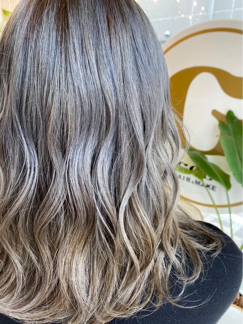 ミディアム カラー ベージュカラー ブリーチ グラデーションカラー シルバー ヘアカラー 🫧富田 苑実🫧のヘアスタイル