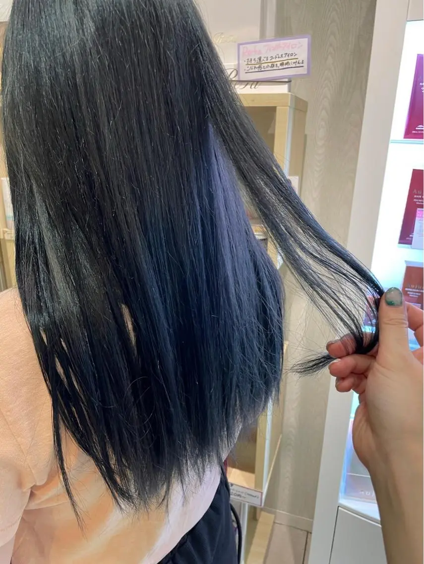ロング カラー 黒髪 ブルーカラー ブルーブラック カット ヘアカラー トリートメント 松佐 ゆかりのヘアスタイル