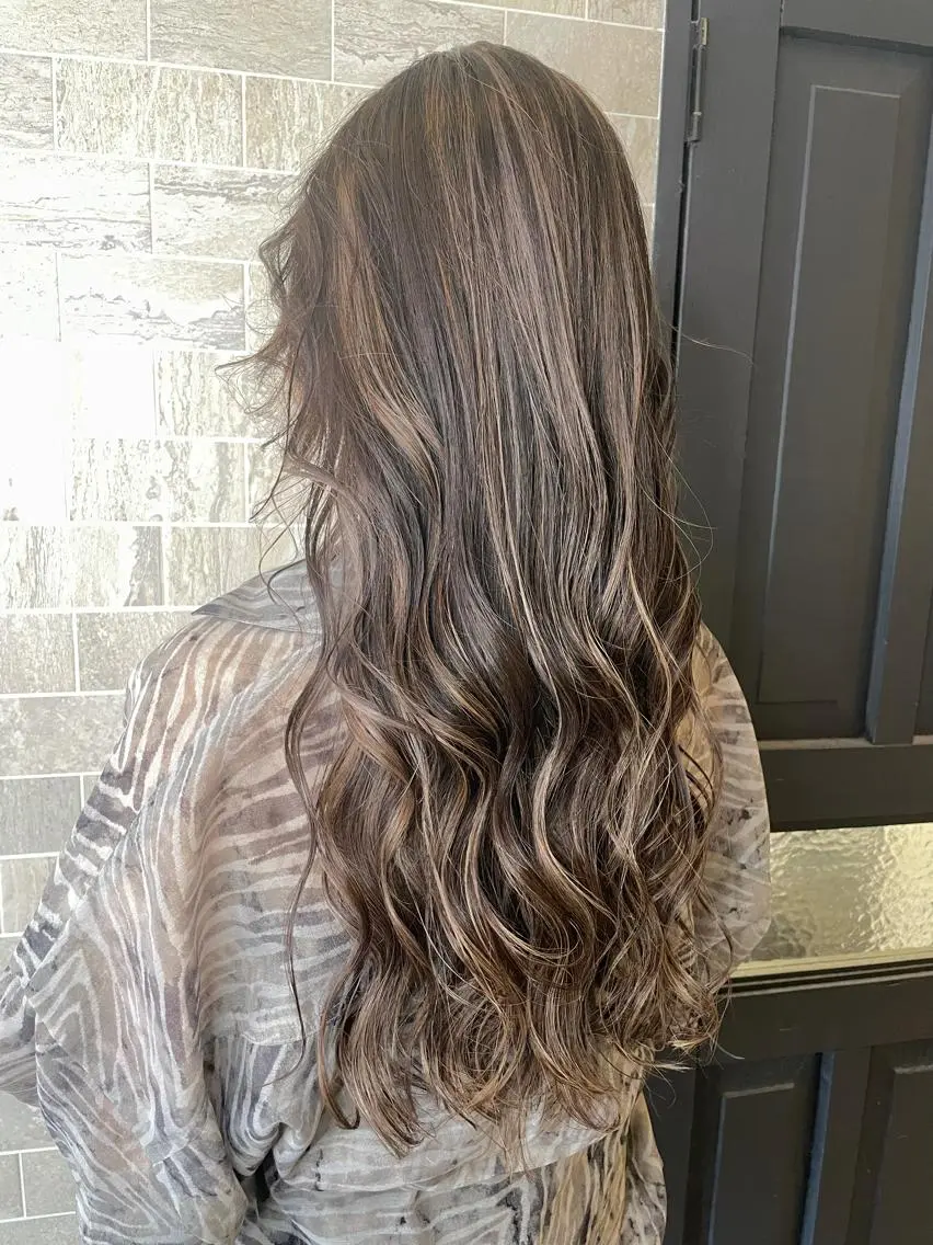 ロング ヘアカラー ブリーチ毛矯正.髪質 改善.髪にドラマをのヘアスタイル