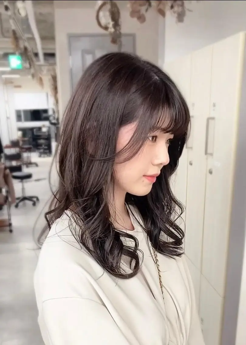 セミロング カラー ブリーチ ブラウンカラー 透明感カラー ブリーチなしカラー シルバー Chainon 山中 拓也のヘアスタイル