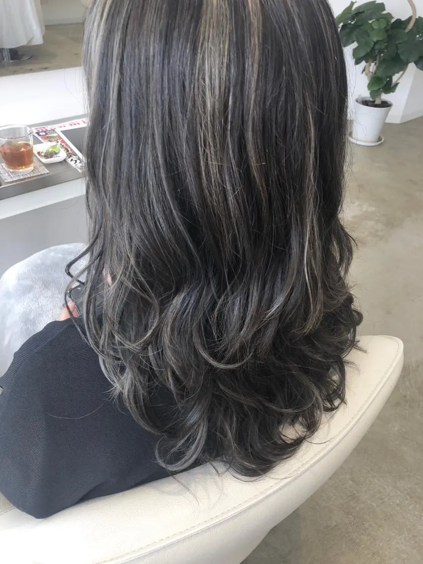 セミロング カラー グレージュ ハイライトカラー ハイライト 宮崎 睦のヘアスタイル