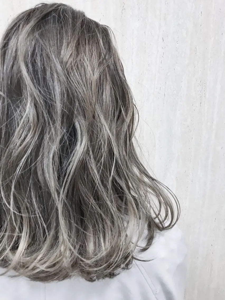 ミディアム カラー ブリーチ グラデーションカラー シルバー BOX mico.のヘアスタイル