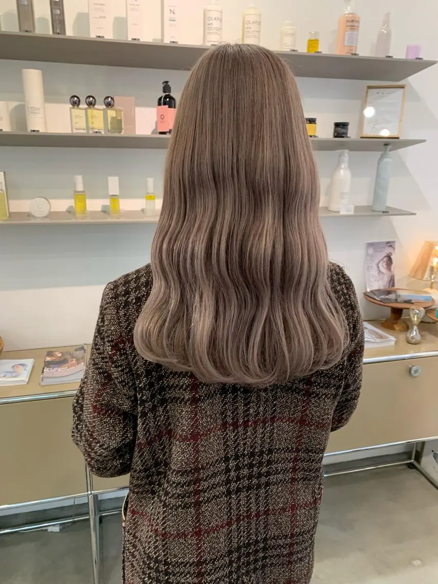 ロング カラー wakana/ 柔らかベージュカラーのヘアスタイル