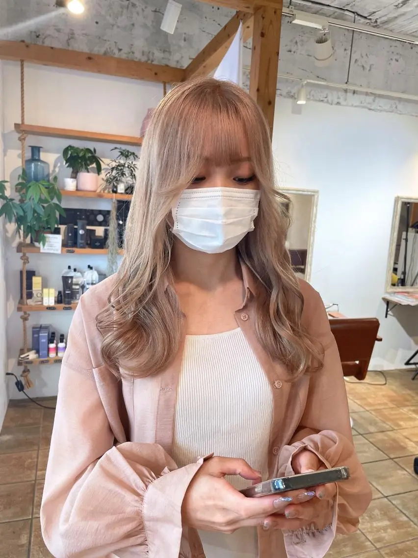 ロング カラー ベージュカラー ブリーチ ホワイトベージュ ヘアカラー トリートメント ヘアアレンジ にいた かづしげのヘアスタイル