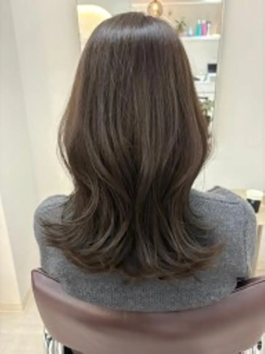 セミロング カラー アッシュ アッシュグレー アッシュグレージュ ベージュカラー 透明感カラー カット ヘアカラー トリートメント 初めでも安心🌟 newi町田✂のヘアスタイル