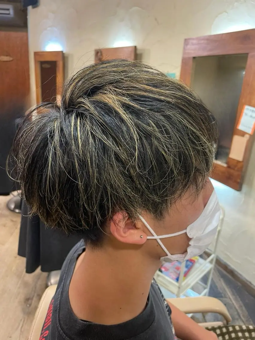 ショート カラー ハイライトカラー メッシュ ハイライト カット ヘッドスパ 大鹿 数馬のヘアスタイル