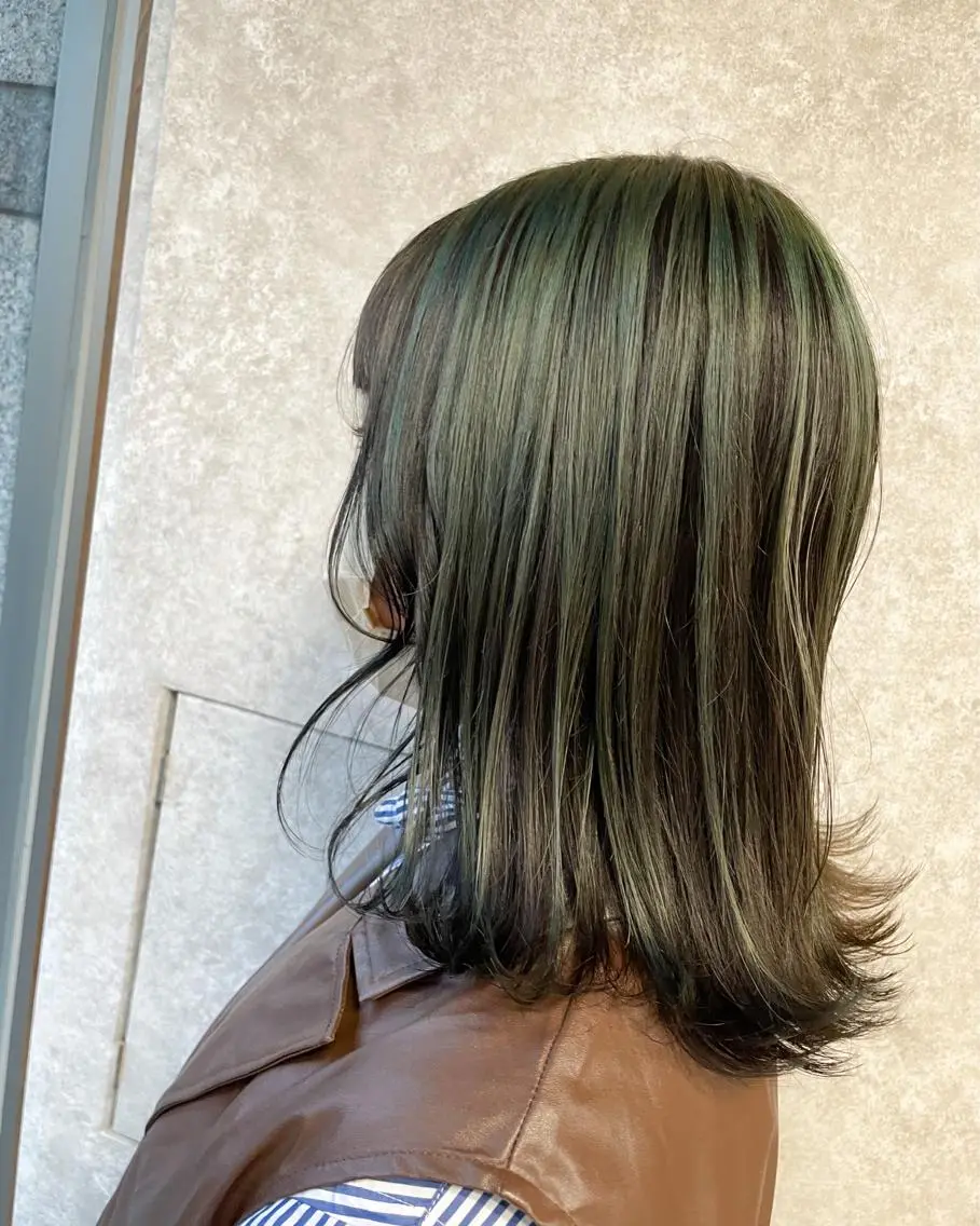 ミディアム カラー ヘアアレンジ 透明感カラー デザインカラー インナーカラー オリーブカラー イワタ マハ/ minim hairのヘアスタイル