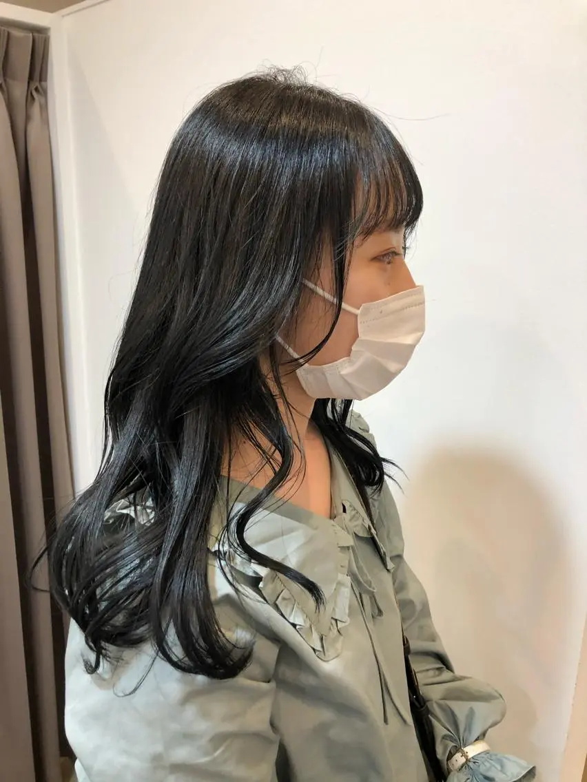 カラー 黒髪 ブルーカラー ブルーブラック 大迫 江梨のヘアスタイル