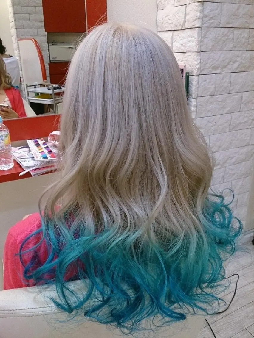 ロング カラー ブリーチ ブルーカラー グラデーションカラー シルバー Le Lien カジのヘアスタイル
