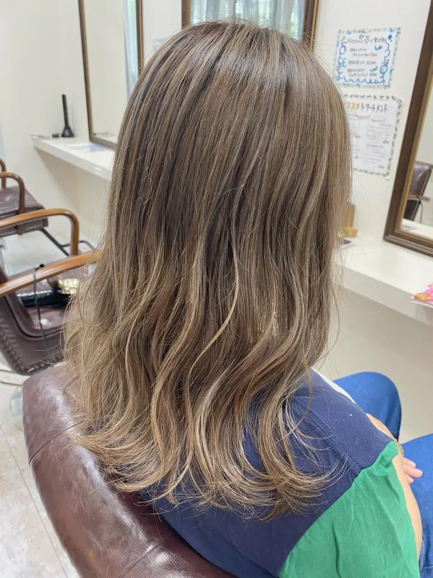 ミディアム カラー グレージュ ハイライトカラー ミルクティーグレージュ ハイライト 【eimee】 店長✂️TAKUMAのヘアスタイル