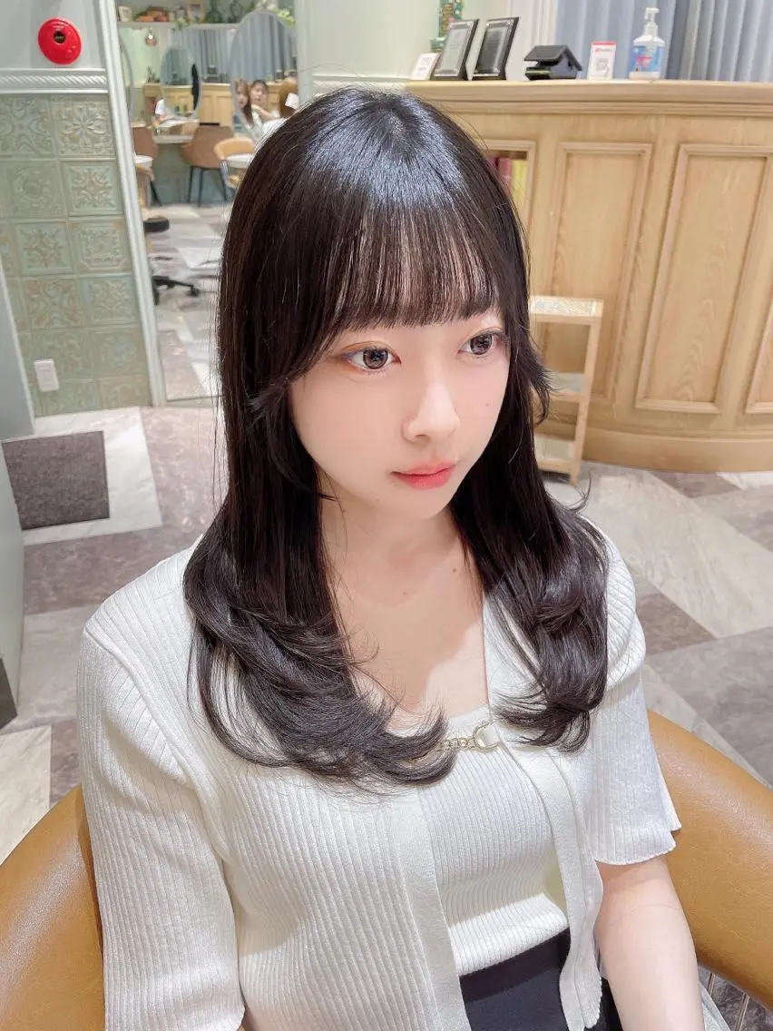 ミディアム カラー ベージュカラー 黒髪 ブリーチ ブルーカラー ブルーブラック カット ヘアカラー トリートメント 木屋元一/透明感 /前髪/レイヤーのヘアスタイル