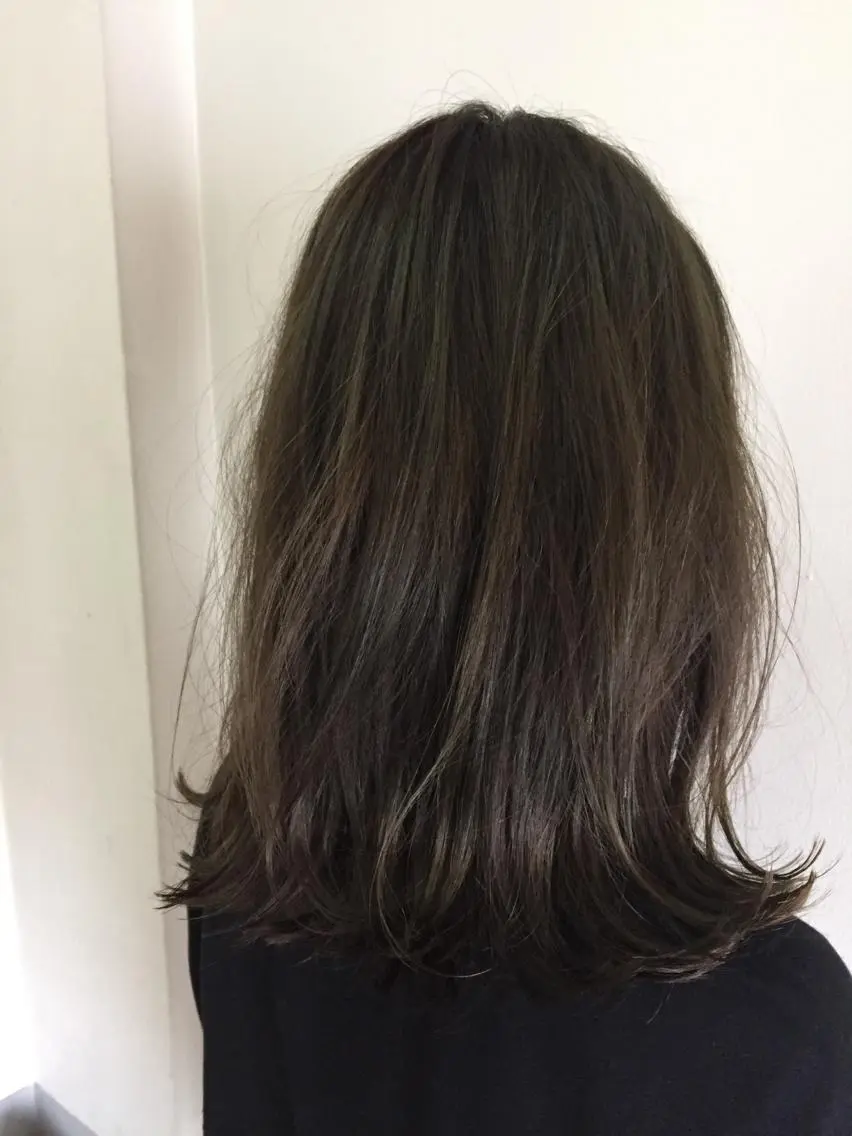 ミディアム セミロング カラー アッシュ アッシュグレー ブリーチ ブリーチなしカラー 若杉 諒のヘアスタイル