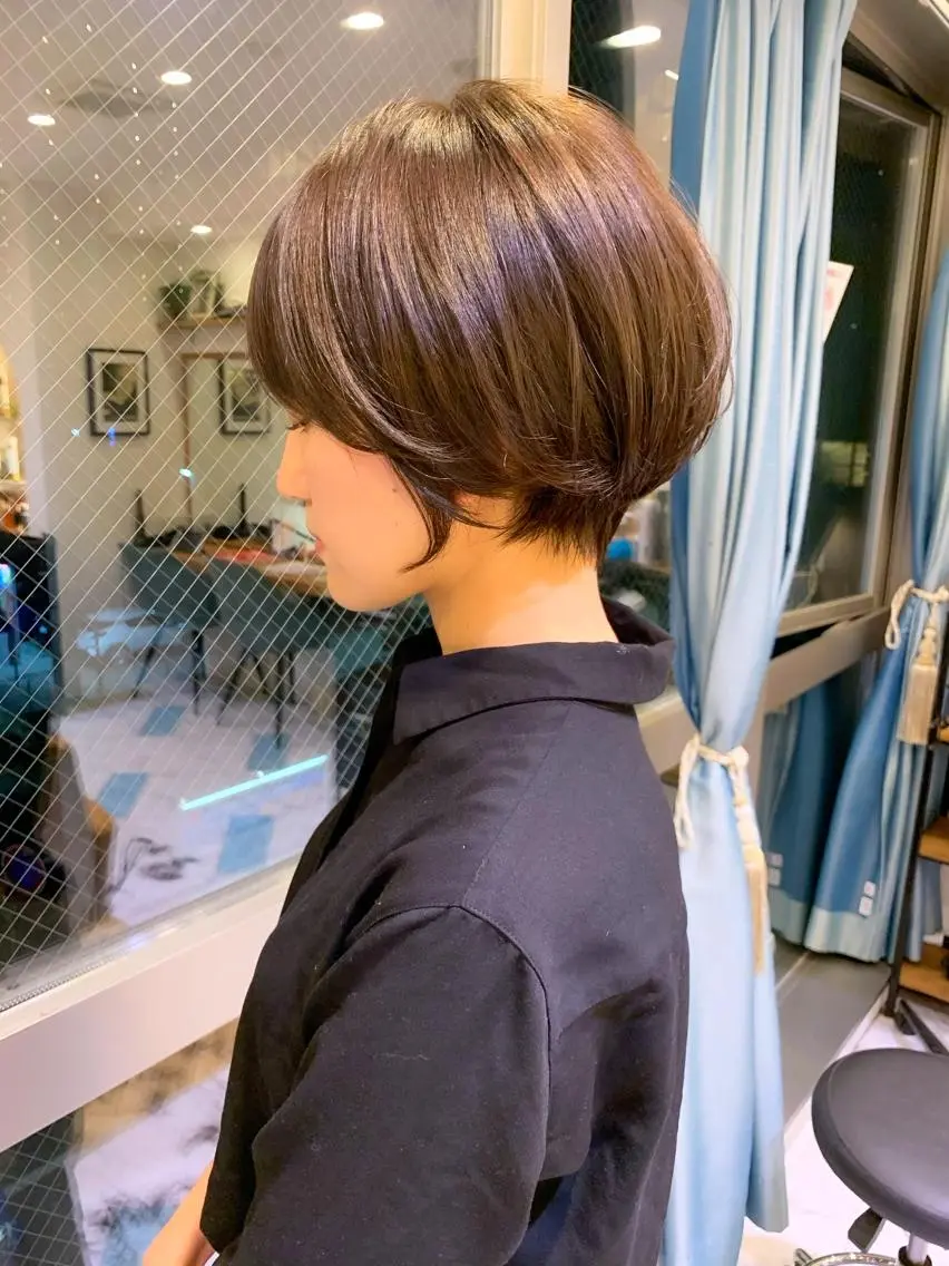 ショート 切りっぱなしボブ ハンサムショート 丸みショート ボブ くせ毛 Lond enikaのヘアスタイル