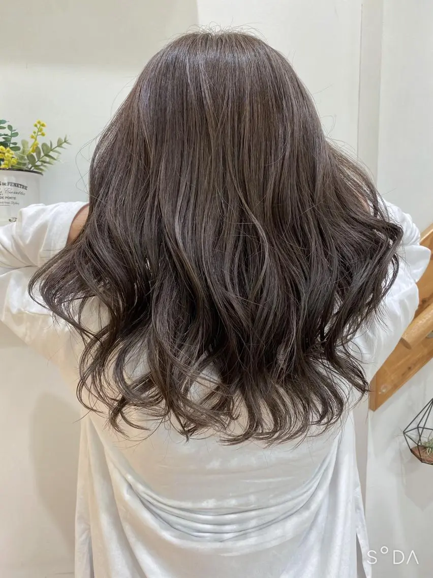 セミロング カラー アッシュ ブリーチ ヘアアレンジ にいた かづしげのヘアスタイル