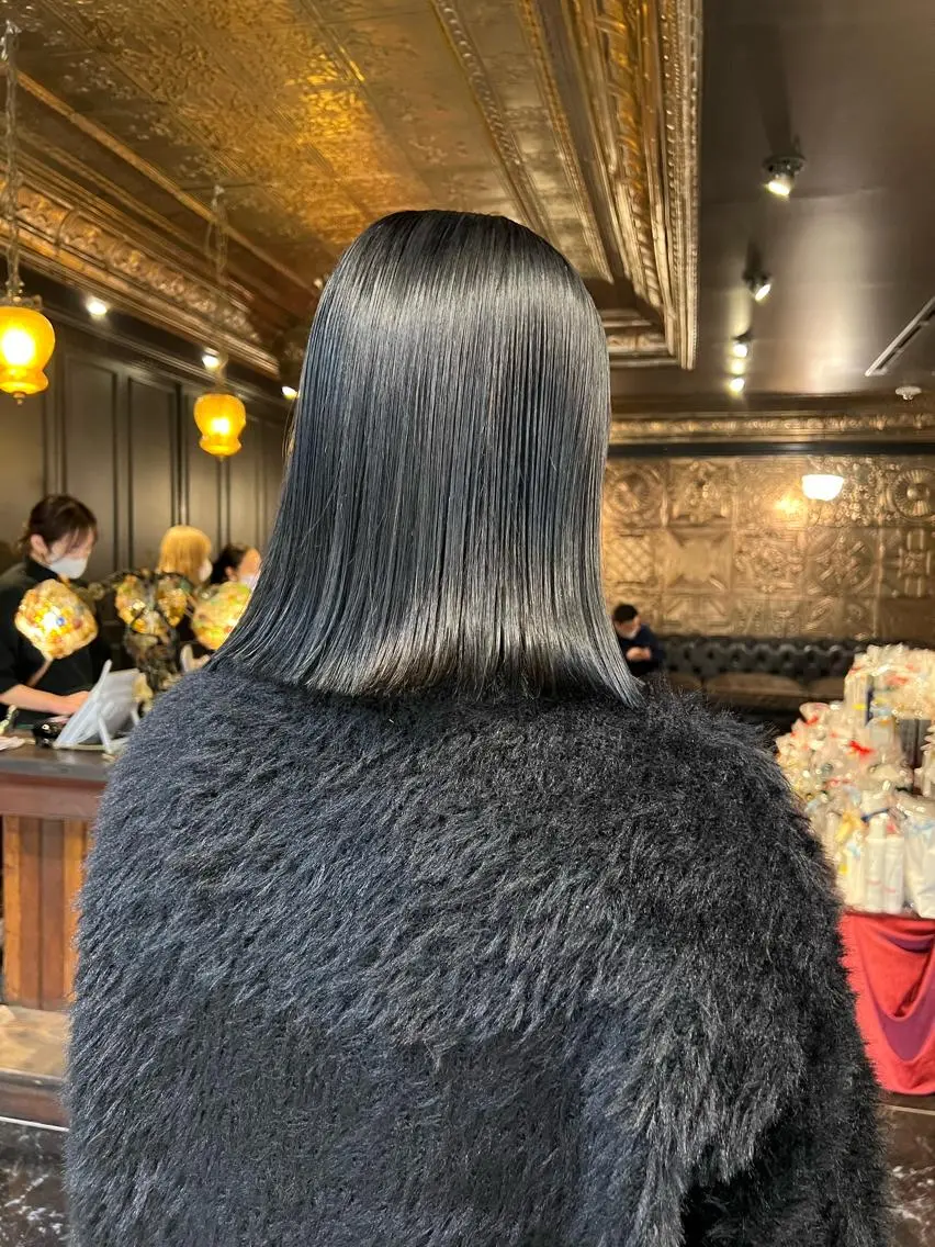 ミディアム カラー 黒髪 ブルーカラー ブルーブラック 圧倒的デザイン力 店長🎨RENAのヘアスタイル
