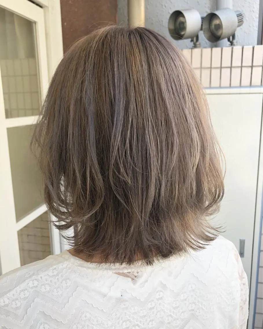 ミディアム カラー ブリーチ グレージュ くびれヘア くびれレイヤー レイヤーカット カット ヘアカラー 西村 有紗のヘアスタイル