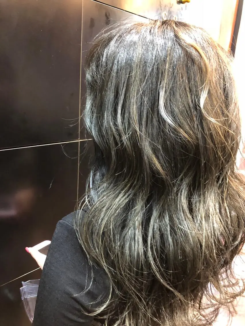 セミロング シールエクステ/ ハイトーンカラーのヘアスタイル
