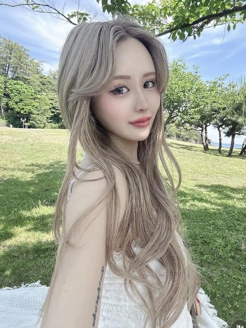 ロング ヘアアレンジ カラー シールエクステ 黒髪 ブリーチ デザインカラー ダブルカラー エクステ¥5000 LuciAカラーのヘアスタイル