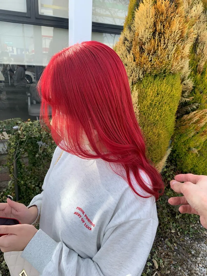 セミロング カラー ブリーチ レッドカラー 大野 智亜里のヘアスタイル