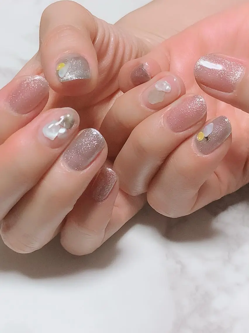 ネイル マグネットネイル シルバー atelier chic+のネイルデザイン