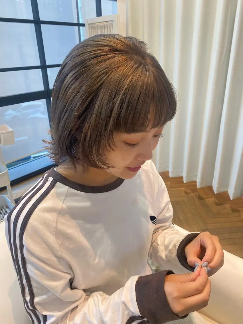ミディアム カラー ハイトーンカラー 顔まわりレイヤー レイヤーカット 増井 彩乃のヘアスタイル