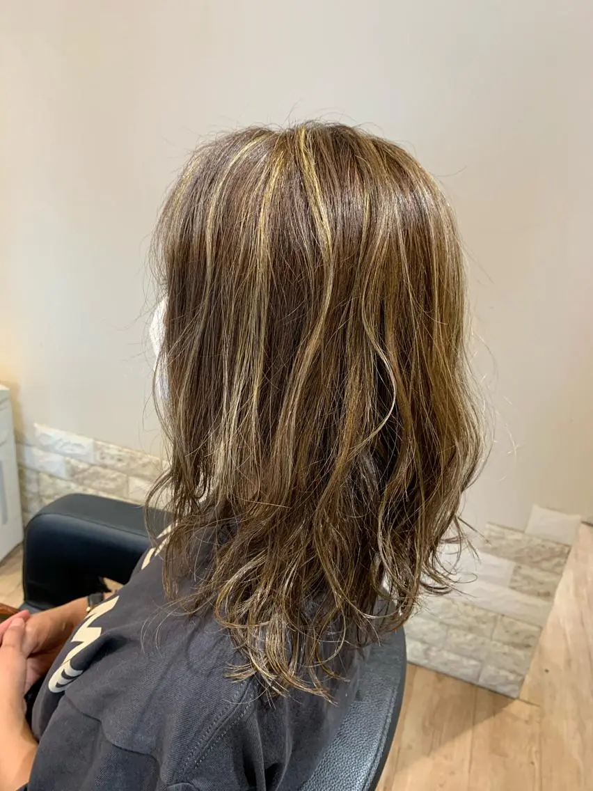 ミディアム カラー ベージュカラー ハイライトカラー ハイライト ヘアカラー 大久保 隆蔵のヘアスタイル
