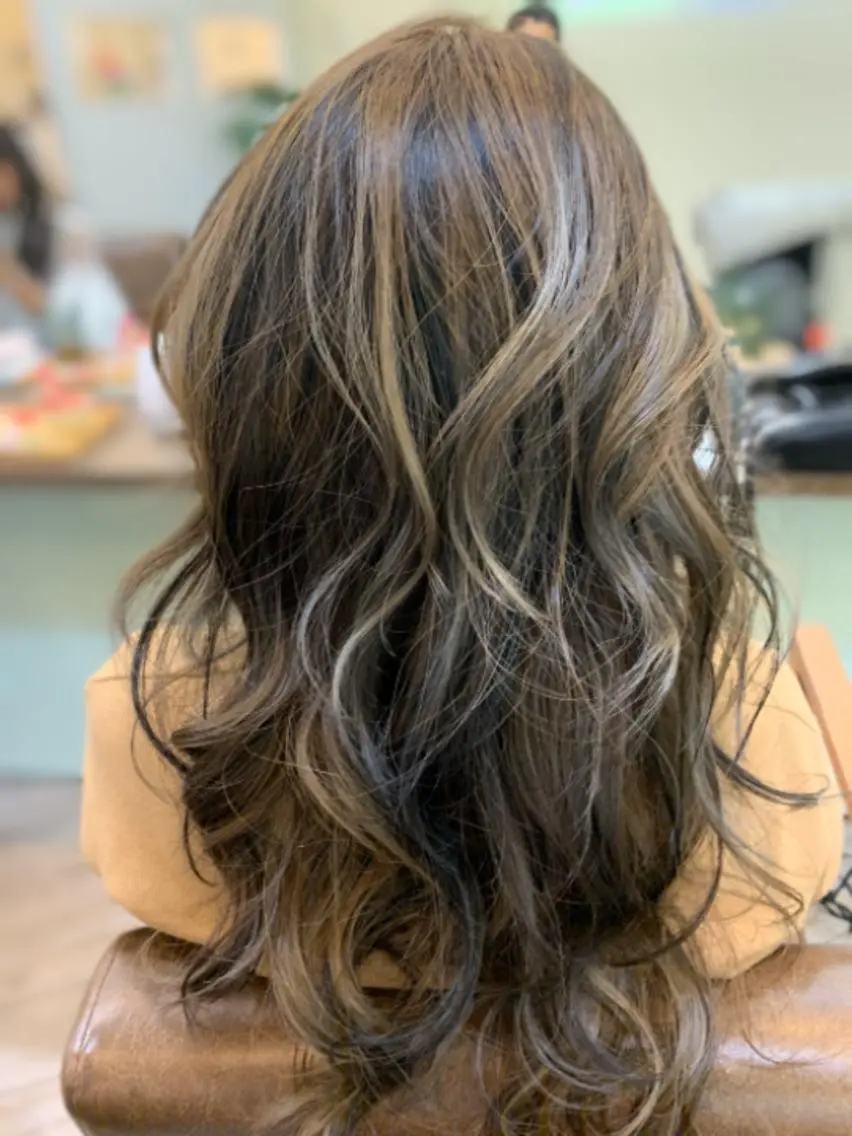 ロング カラー 鶴見 和美のヘアスタイル