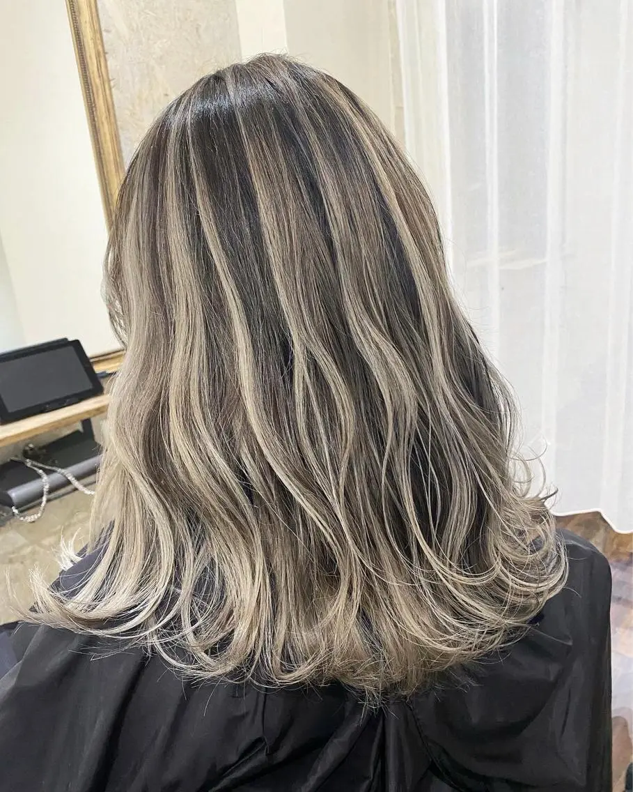 セミロング カラー バレイヤージュ レイヤーカット ヘアカラー Tsuyoki .のヘアスタイル
