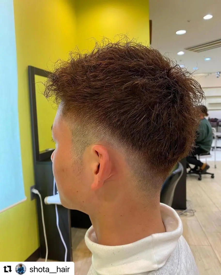 ショート カラー パーマ メンズ フェードカット メンズパーマ 学生（メンズ向け） メンズツイストパーマ 学生 🩷Eny terrace🩷のヘアスタイル