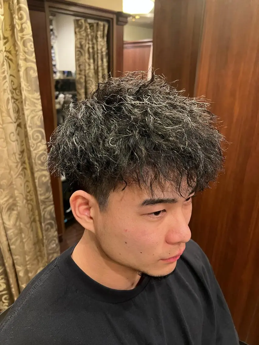 ミディアム パーマ メンズ 猪井 明のヘアスタイル