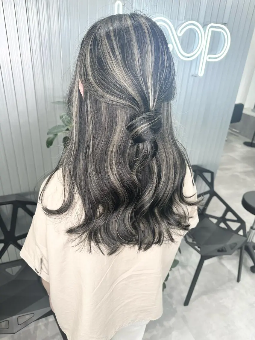 セミロング カラー カット ヘアカラー LOOP hairのヘアスタイル