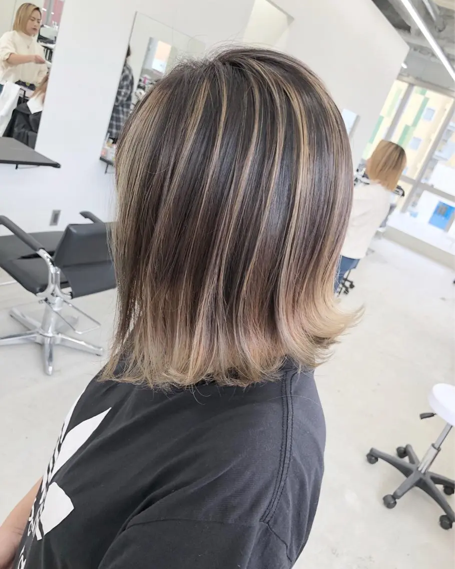 ミディアム カラー バレイヤージュ ブリーチ レイヤーカット ブリーチ 透明感HIDEのヘアスタイル