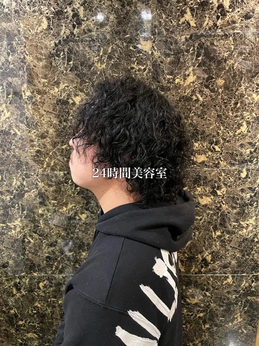 ミディアム パーマ メンズ ミディアムパーマ メンズパーマ スパイラルパーマ カット パーマ 深夜美容師 SHOEIのヘアスタイル
