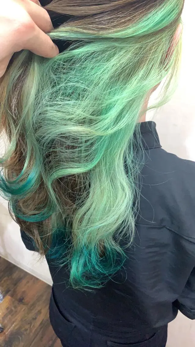 カラー インナーカラー 佐藤 舞のヘアスタイル