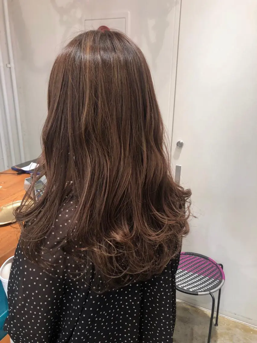 ロング カラー ヘアカラー トリートメント MIOベージュカラー 柔らかいカラーのヘアスタイル