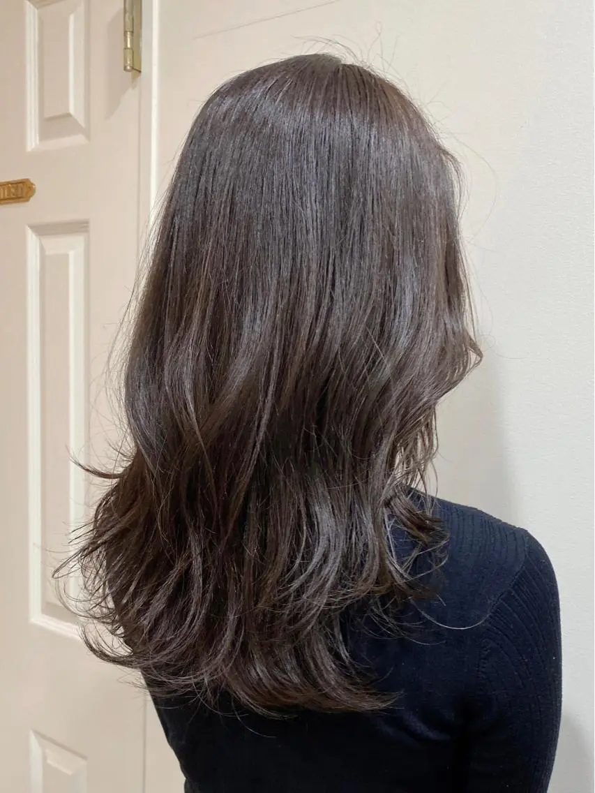 セミロング カラー アッシュ レイヤーカット カット ヘアカラー RIKA韓国ヘア/く びれヘア/上品カラーのヘアスタイル