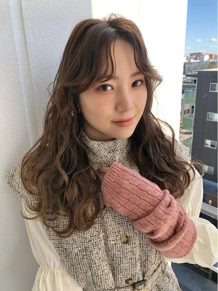 ロング カラー ヘアアレンジ ベージュカラー ダブルカラー ハイライトカラー ラベンダーカラー ラベンダーベージュ Moe モエの眉毛・アイブロウイメージ