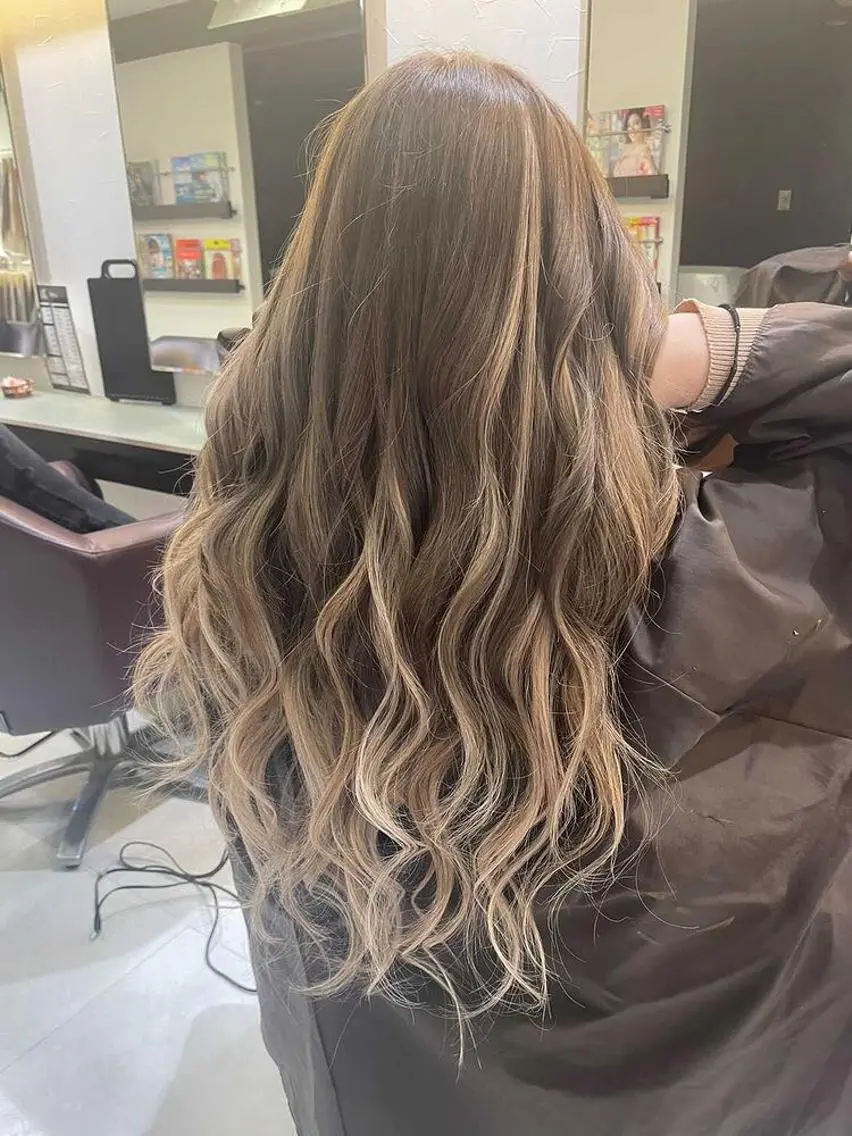 ロング シールエクステ アッシュ エクステ ハイライト エクステ koaなんば店 TOPstylistのヘアスタイル
