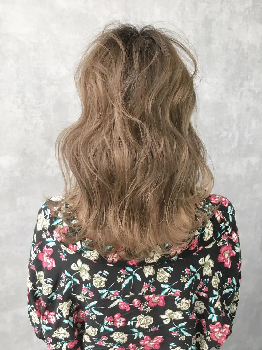 セミロング カラー ベージュカラー ハイライトカラー ハイライト レイヤーカット BLend 渋谷のヘアスタイル